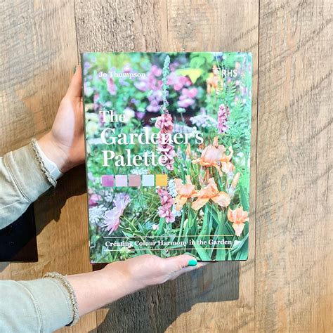  Living Colors: A Gardener's Palette for Tropical Abundance – Discovering Indonesian Gardening Wisdom Through Vibrant Hues